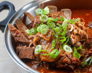 냄비에 조리된 돼지고기 김치찜 한식 