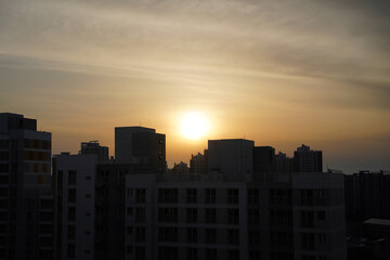 Obraz premium Silhouette of an apartment building at sunset