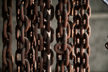 廃工場の錆びたチェーン