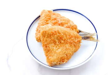 揚げたてて美味しそうなアジフライ
