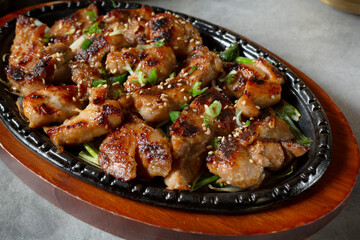 A view of a skillet plate of chicken bulgogi.