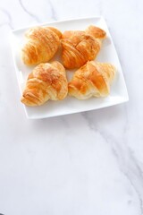 朝食には焼きたてのクロワッサン
