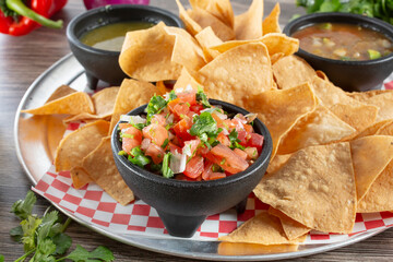 A view of a tray of chips and salsa.