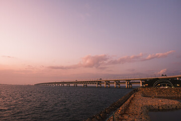 Obraz premium The beautiful light of the setting sun gently wraps the entire area【Rinku Park】