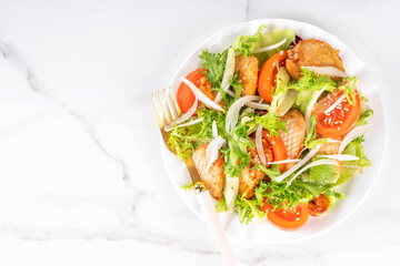 Naklejka premium Vegetable salad with grilled chicken