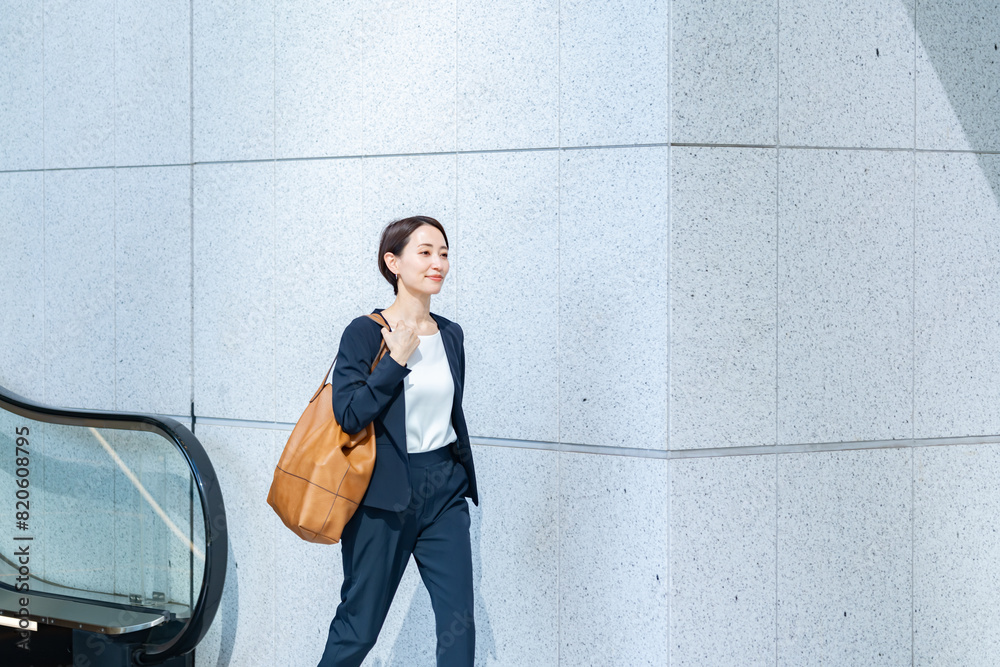 Sticker ビジネス街を歩くスーツを着た日本人女性