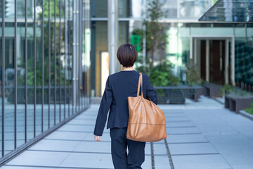 ビジネス街を歩くスーツを着た日本人女性