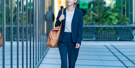 ビジネス街を歩くスーツを着た日本人女性