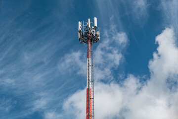 Ligando horizontes: Torre de telecomunicações e sua missão de potencializar a conectividade sem fios para dispositivos fixos e móveis sob um céu ensolarado