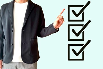 チェックリストを説明する若い男性