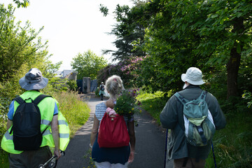 Groupe de randonneurs sur un sentier en Bretagne - France