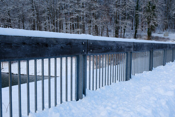 Zaun mit Schnee am Hennesee, Hennetalsperre, Naturpark Sauerland-Rothaargebirge, Meschede,...