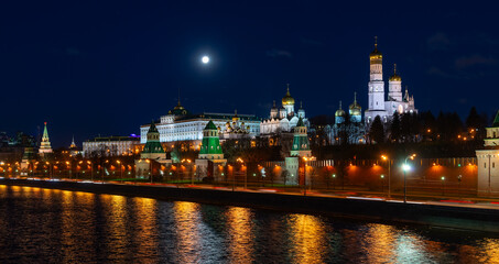Obraz premium Embankment of the Moscow River and the Moscow Kremlin in the morning twilight