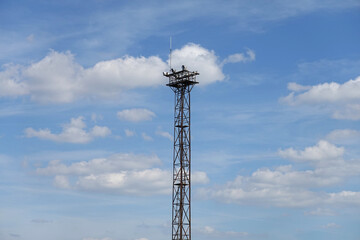 Projecteurs sur une tour m&eacute;tallique