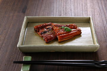 うなぎの蒲焼き　木目背景