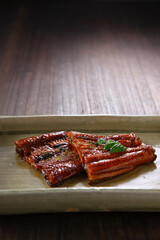 うなぎの蒲焼き　木目背景