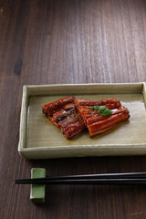 うなぎの蒲焼き　木目背景