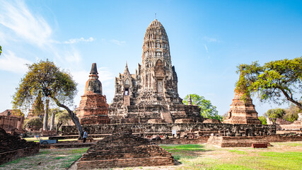 Obraz premium Wat Ratchaburana is an ancient temple over six hundred years old, built during the Ayutthaya period. Located in Ayutthaya Province, Thailand.