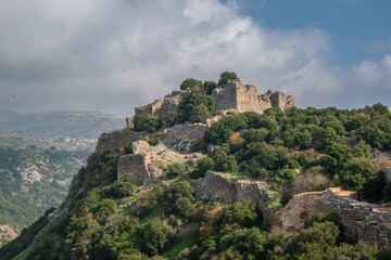 Fototapeta premium a mountain with a small castle on the top of it