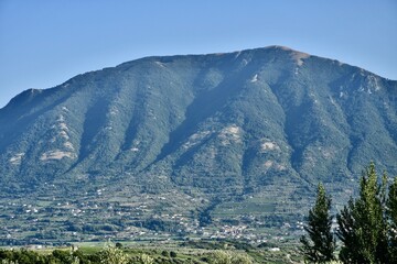Monte del Taburno  : Montagna vicino alla città di Benevento e lungo il corso del fiume Calore . Campania