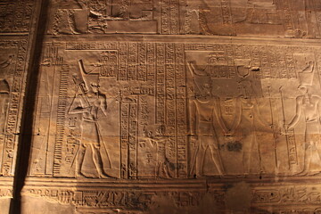 Hiéroglyphes et bas relief au Temple d'Edfou