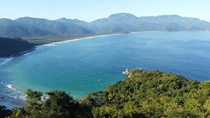 Obraz premium Stunning landscape view of a mountain range with a sea of lush green vegetation in the foreground