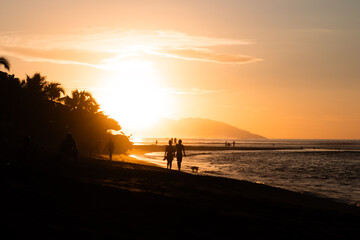 Obraz premium Sunset in Tahiti, peoples in the shadow