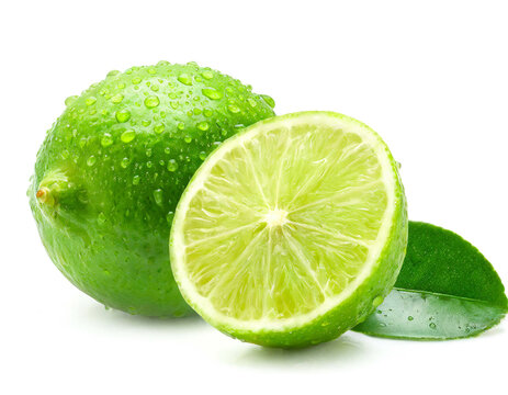 Frische Limette mit St&uuml;cken mit Wassertropfen isoliert auf wei&szlig;en Hintergrund, Freisteller 