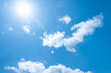 輝く太陽と白い雲と青空