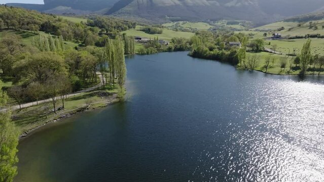 Embalse de Maro&ntilde;o (&Aacute;lava) en el Pais Vasco a vista de Drone, precioso paisaje de monta&ntilde;as verdes y lago azul