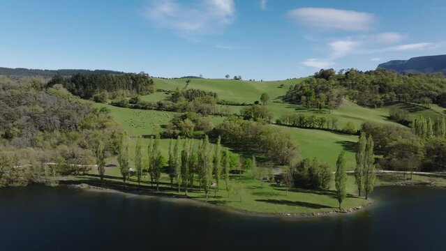 Precioso paisaje, orilla de lago con verdes jardines y monta&ntilde;as a vista de Drone. Embalse de Maro&ntilde;o en &Aacute;lava (Pais Vasco)