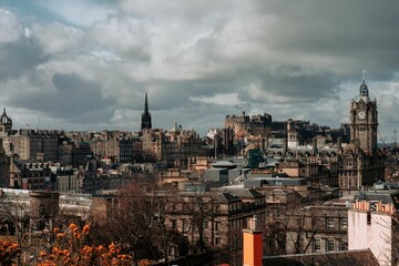 Obraz premium Aerial view of a cityscape of Edinburgh, Scotland on a cloudy day