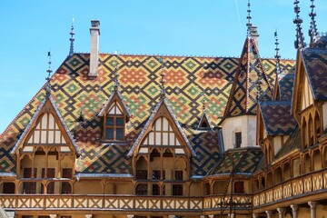Toit en tuiles vernissées polychromes de Bourgogne, à motifs géométriques, à l’Hôtel-Dieu...
