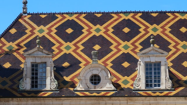 Toit en tuiles verniss&eacute;es polychromes de Bourgogne, &agrave; motifs g&eacute;om&eacute;triques, &agrave; l&rsquo;H&ocirc;tel-Dieu des Hospices Civils de Beaune, en C&ocirc;te d&rsquo;Or (France)