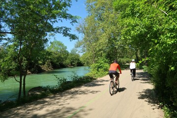 Cyclotourisme dans la campagne, au bord de la rivière Ouche à Dijon, en Côte d’Or / Bourgogne,...