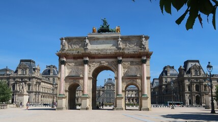 Arc de Triomphe du Carrousel sur la place du Carrousel à Paris, célèbre monument historique...