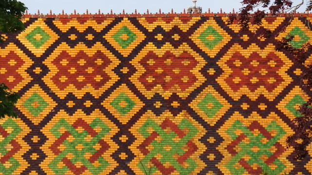Toiture en tuiles verniss&eacute;es polychromes de Bourgogne, &agrave; motifs g&eacute;om&eacute;triques, &agrave; l&rsquo;H&ocirc;tel Dieu des Hospices Civils de Beaune, en C&ocirc;te d&rsquo;Or (France)