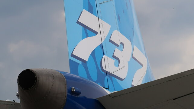 Vue arri&egrave;re de l&rsquo;empennage et de la queue d&rsquo;un avion Boeing 737 MAX au sol, &agrave; l&rsquo;a&eacute;oroport du Bourget &ndash; salon du Bourget / Paris Air Show de juin 2023 (France)