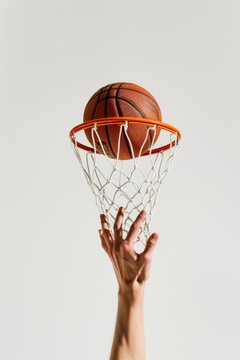 Poster minimalista juegos ol&iacute;mpicos baloncesto, mano encestando bal&oacute;n en la canasta, partido de baloncesto fondo blanco 