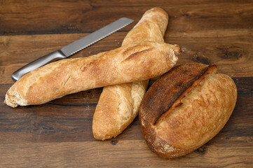 Świeże domowe pieczywo w kuchni na stole czeka na śniadanie  © Paweł Kacperek