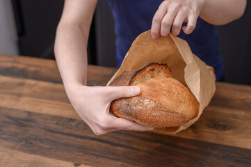 Przechowywanie świeżego pieczywa, chleb wkładany do papierowej torby
