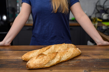 Francuskie bagietki na blacie kuchennym  © Paweł Kacperek