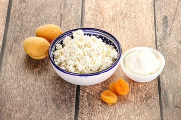 Cottage cheese with apricot and cream