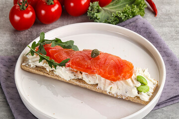 Crispy bread with salmon and cream cheese