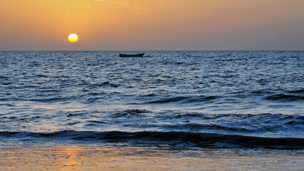 Barque au coucher de soleil