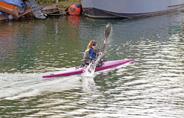 Kajakfahrerin beim Training