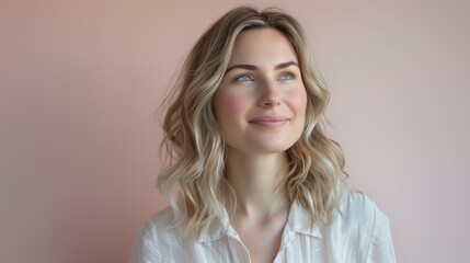 Naklejka premium Portrait of a blonde woman against a pastel background