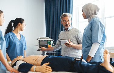 AED training in medical school: Doctor mentors students in medical simulation