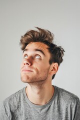 Obraz premium person loking up to a copy space to your concept