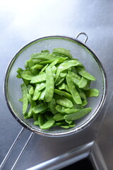 Green peas with flat edible pods.